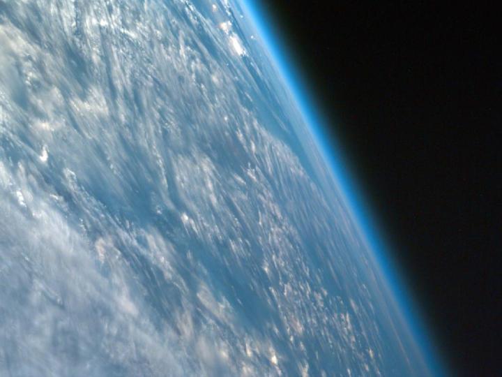 Atmosfera Ziemi O 2 20,95% objętości, całkowicie pochodzenia biologicznego, gdyby nie fotosynteza, tlen zostałby związany przez żelazo występujące w skałach w ciągu kilku tysięcy lat.