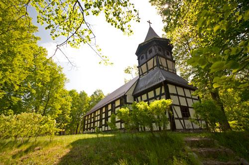 Na północ od drogi do Bytowa, około l0 km na wschód od Trzcinna, leży wieś Wałdowo. wzmiankowana po raz pierwszy w dokumentach, podobnie jak Dretyń na początku XV wieku.