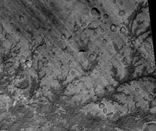 Ślady płynącej cieczy na Marsie (2) Ślady po dawnych strumieniach z dopływani. Zdjęcia z orbity (sonda MRO).
