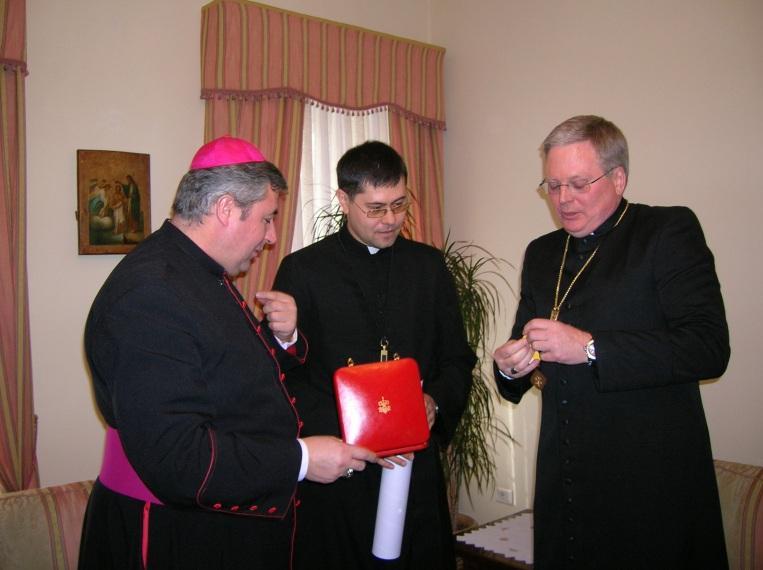 Foto: Arch. OMI Kijów mass-media Oblackie wiadomości z Ukrainy Luty 2012 4 21 lutego Nuncjusz Apostolski abp Thomas Gullickson wręczył o.