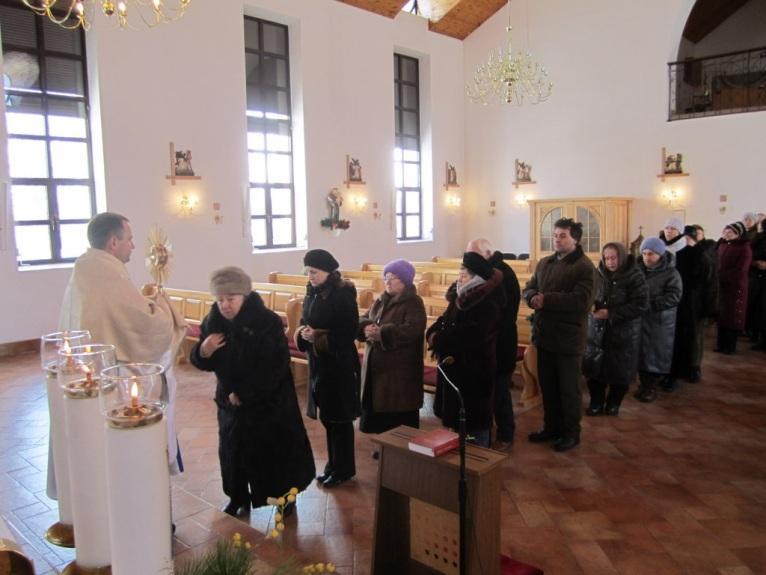 Na zakończenie nabożeństwa wierni otrzymali indywidualne lourdzkie błogosławieństwo Najświętszym Sakramentem. Foto: Arch.