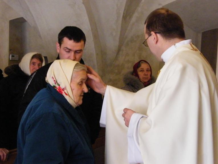 Na Mszę świętą udało się przywieźć niektórych chorych i starszych, którzy sami nie byliby w stanie przyjść do kaplicy.