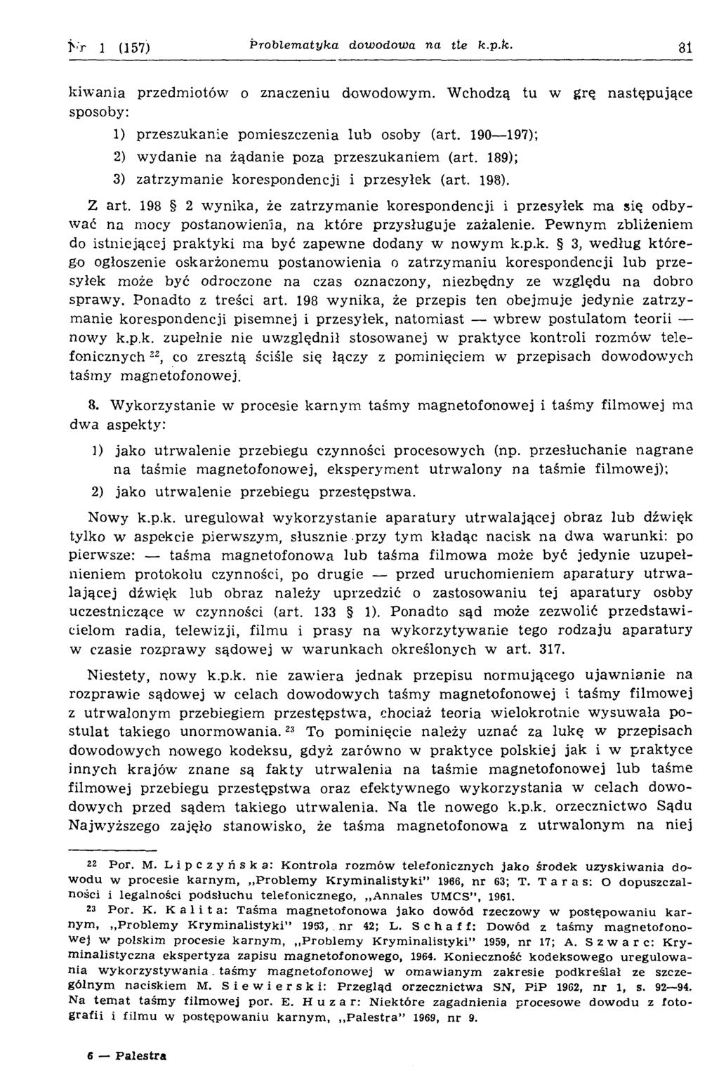 Ń r 1 (157) P ro b le m a tyka dow odowa na tte k.p.k. 31 kiw ania przedm iotów o znaczeniu dowodowym. Wchodzą tu w grę następujące sposoby: 1) przeszukanie pom ieszczenia lub osoby (art.