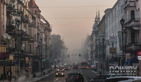 Zanieczyszczenia powietrza - każda substancja obecna w powietrzu atmosferycznym, mają-ca szkodliwy wpływ na zdrowie człowieka i/lub środowisko jako całość.