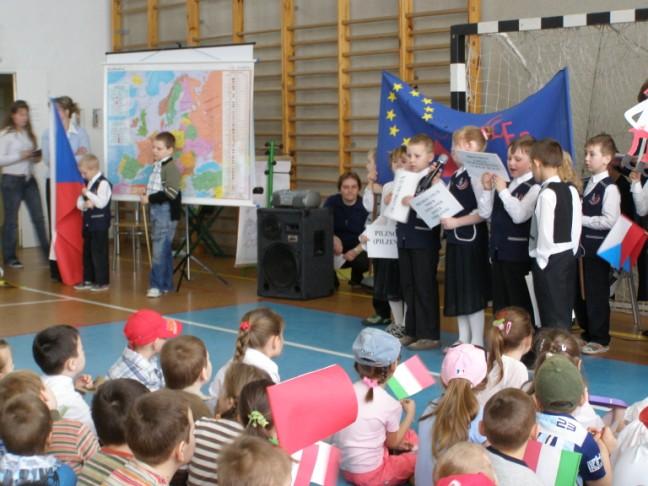 Kwiecień - plecień, bo przeplata trochę zimy, trochę lata. Rok 2008 - Europejski rok dialogu międzynarodowego 1.04. Prima Aprilis 2.04.2005 zmarł Papież Jan Paweł II (Karol Wojtyła) 2.04.1805 urodził się Hans Chrisian Andersen, bajkopisarz duński 4.