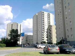 balkon. Mieszkanie do odświeżenia. Budynek z 004 roku. bez gazu.