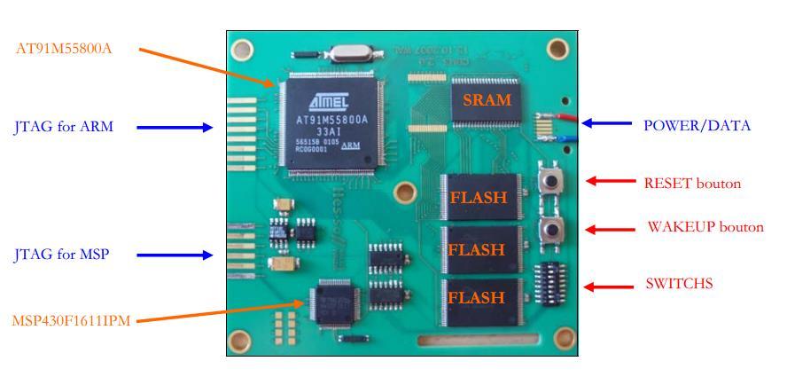 Prostszy MSP430 służył jako translator SPI<->I 2 C, ponieważ AT91M55800 nie posiada interfejsu I 2 C.