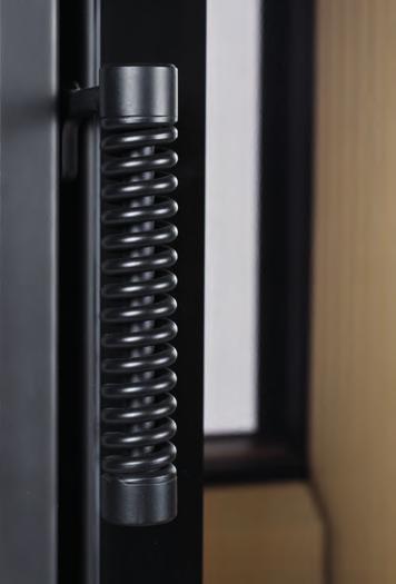 Design drzwiczek Rączka kominka dostępna jest w wersji czarnej lub nierdzewnej, klasycznej sprężynowej lub prostej i wąskiej.