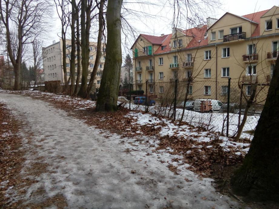 Teren od strony lasu jest wygrodzony ogrodzeniem siatkowym na słupach stalowych, częściowo na belce podwalinowej. I.7.