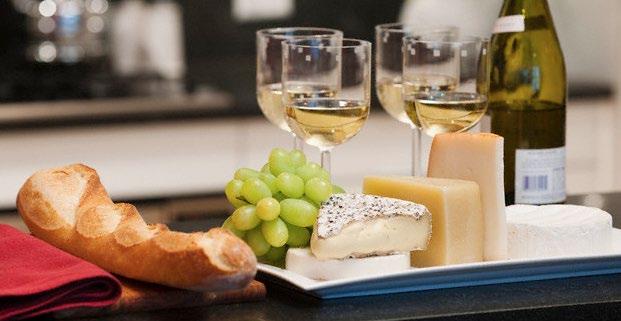 WINE & CHEESE 390 zł Nie wiesz jakie wino dobrać do jakiego sera? Co najlepiej uwypukli smak cheddara, gruyera, rocqueforta? Tu znajdziesz odpowiedzi na te wszystkie pytania.