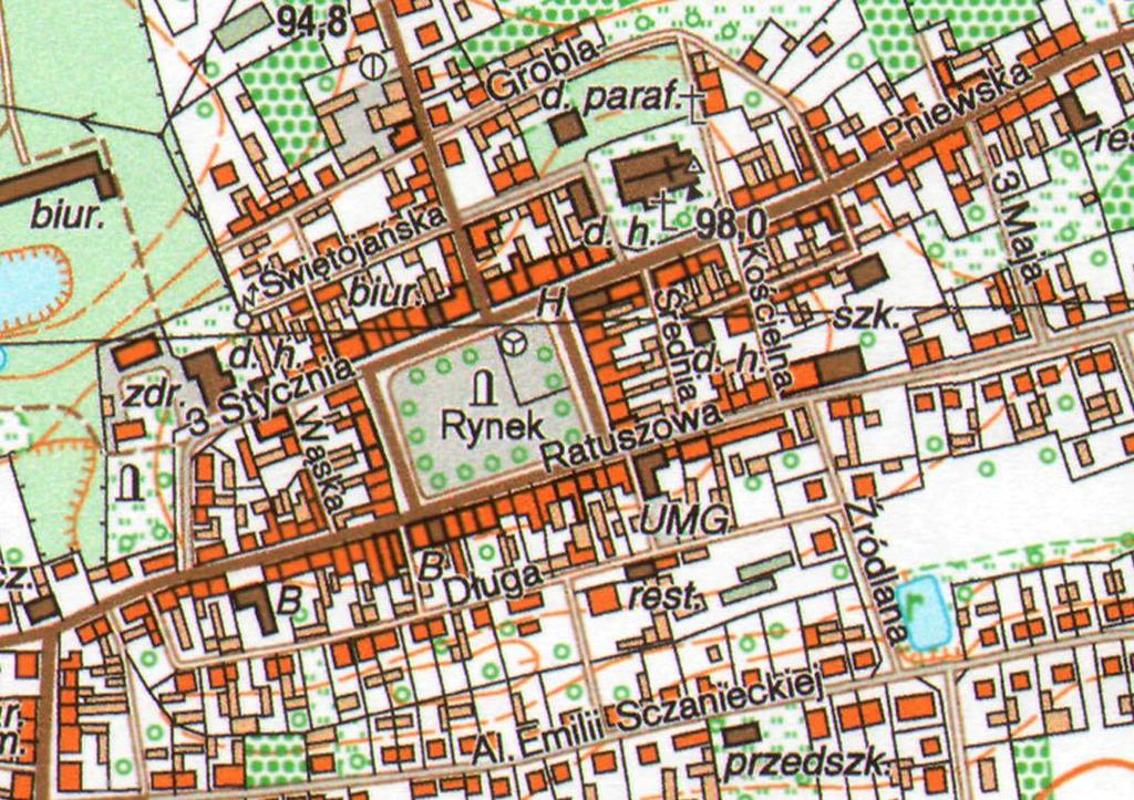 Rynek swym kształtem zbliżony jest do trapezu o wymiarach 97 m (bok zachodni); 106,5 m (bok wschodni); 129 m (bok północny) i 128 m (bok południowy).