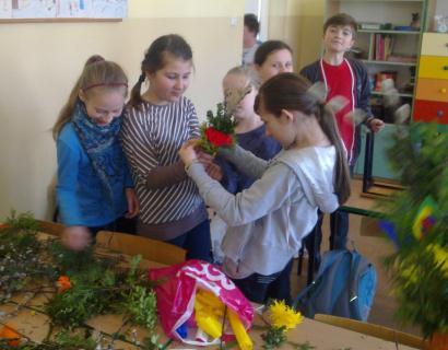 S L D M I J N U S M K R C W związku z projektem Śladami Janusza Korczaka uczniowie klas IV-VI udzielali się na rzecz osób potrzebujących.