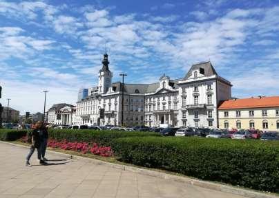 Pałac Jabłonowskich * Obywały się tu odczyty i bale Głos jego stopniowo cichnął, jakby zagłębiając się w studni, potem umilkł na schodach, lecz znowu doleciał nas z ulicy.