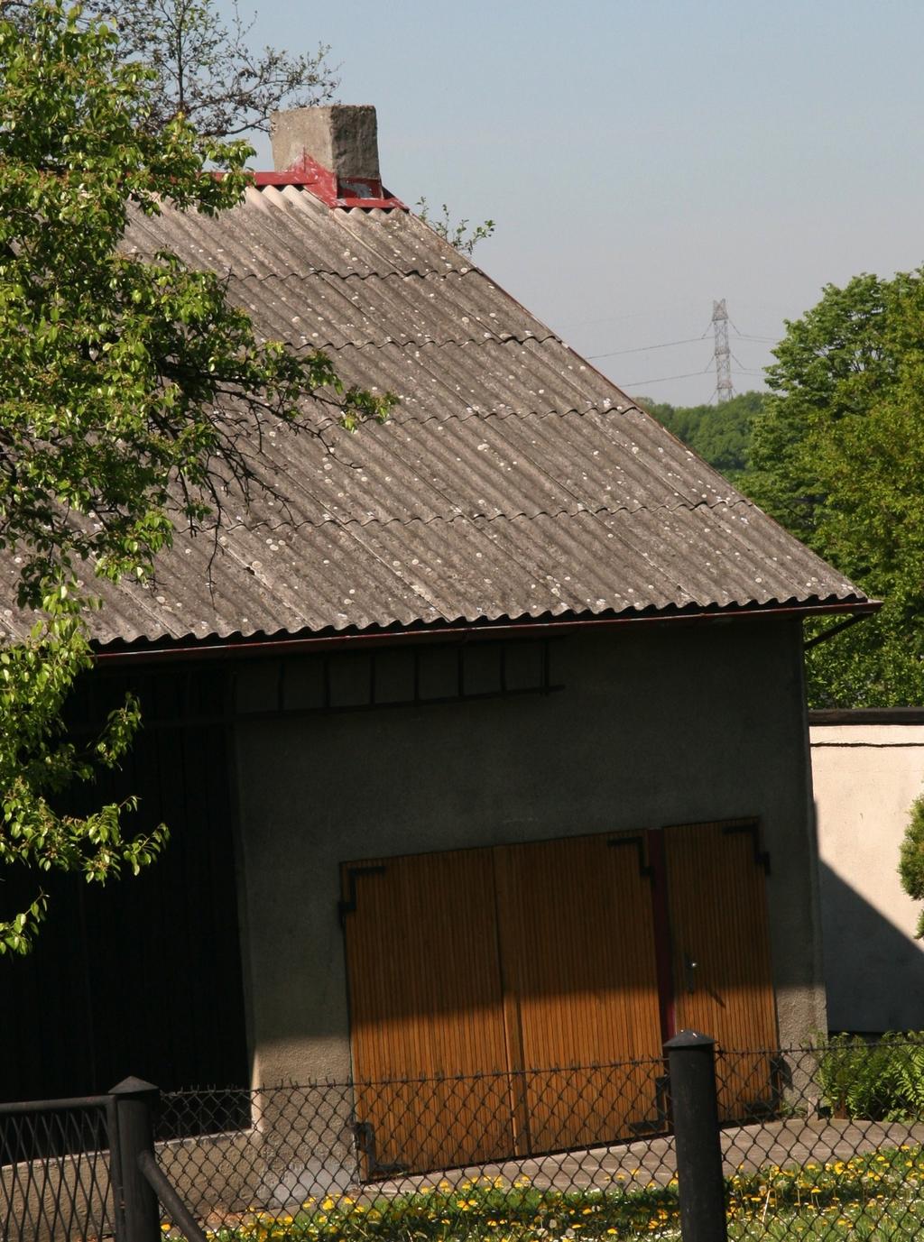 PROGRAM USUWANIA WYROBÓW ZAWIERAJĄCYCH AZBEST o poddać sytuacje, gdy znaczne ilości azbestu kontrastują dodatkowo z miejscami częstego przebywania ludzi, miejsca gdzie płyty azbestowo-cementowe