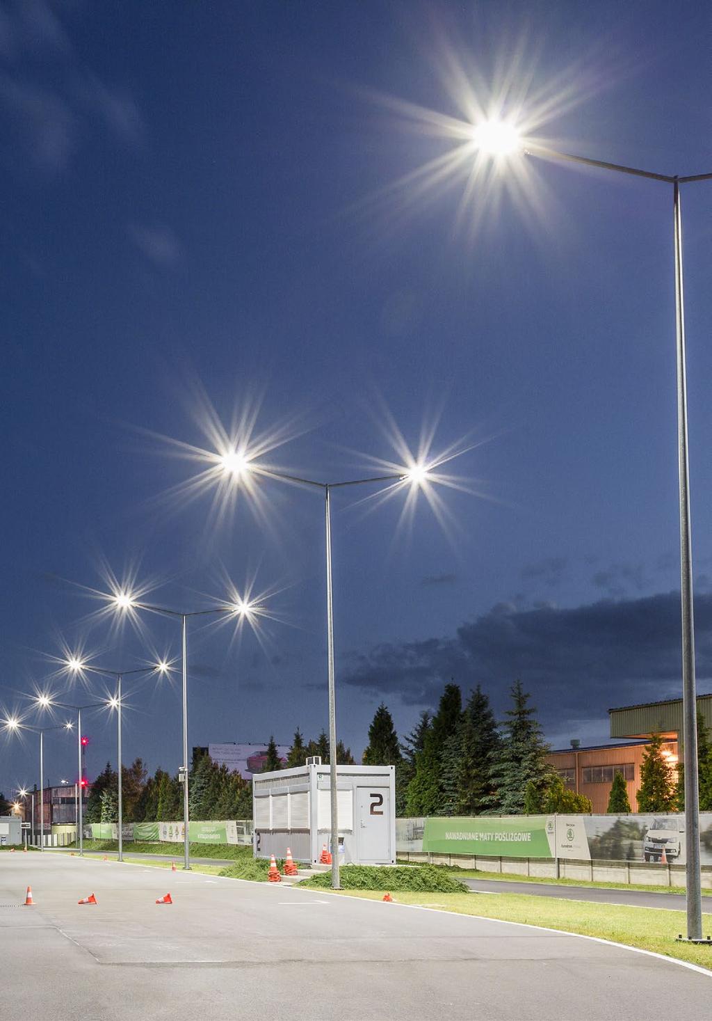 CORONA LITE LED Drogi miejskie i osiedlowe Do oświetlenia dróg miejskich i gminnych bardzo często wykorzystuje się klasę M5 (według normy PN-EN 13201:2016).
