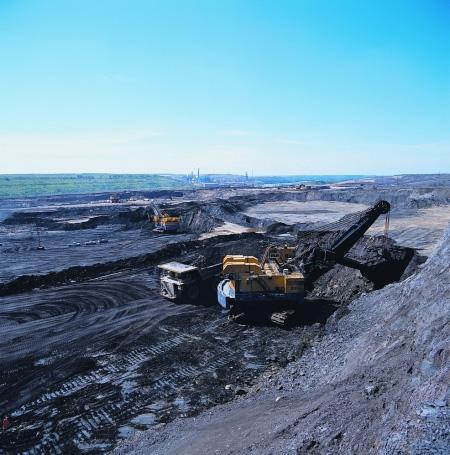 Case study oil sands w Kanadzie Szyby i platformy naftowe często są tymczasowo zamykane kiedy ceny spadają. Np. w 1998-1999 74 tys. z 136 tys.