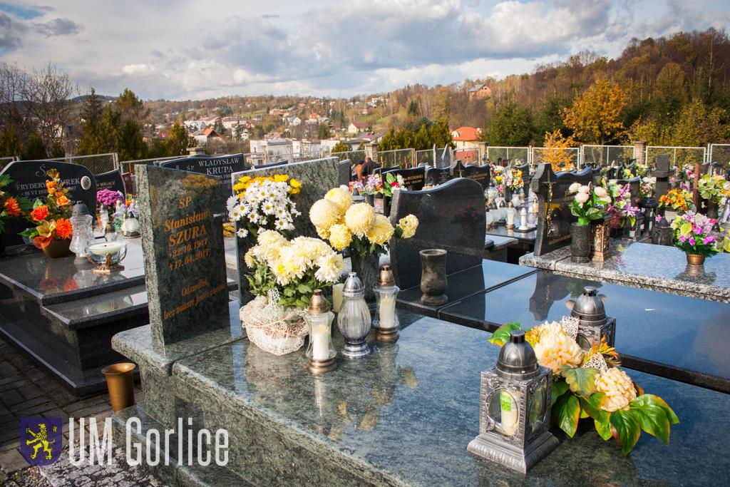 Znicze zapłonęły na grobach kapitana Władysława Bohatkiewicza, Burmistrza Gorlic Stanisława Szury oraz Honorowych Obywateli Gorlic ks. Bronisława Świeykowskiego i ks. Józefa Micka.