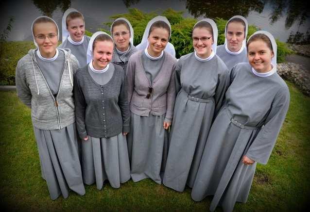 We wszystkich parafiach i wspólnotach, w których żyjemy, podczas Eucharystii ku czci królującego z tronu Krzyża, odnawiamy swoje śluby.