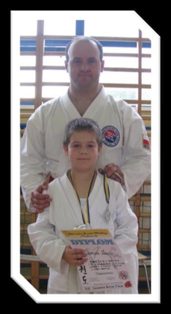 TSD Ronin Stanisławów Osiągnięcia trenerskie: Jego wychowankowie zdobywali często trofea sportowe stając na stopniach podium, m.in. w, karate, tang soo do, taekwondo czy ju-jitsu itp.