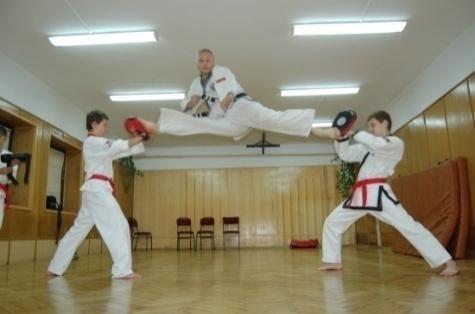 Ronin TSD Stanisławów Wywiad z Prezesem i założycielem Polskiej Federacji Tang Soo Do!!! Marcinem Kostyrą III dan -Kiedy i w jaki sposób rozpoczęła się trenera przygoda z TSD?
