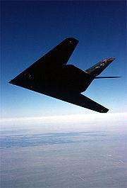 Rozpraszanie odbiciowe Kształt samolotu F-117 dobrano tak, by od przodu kąt padania promieni był jak największy i jak najmniej odbijał fale radarów do przodu.
