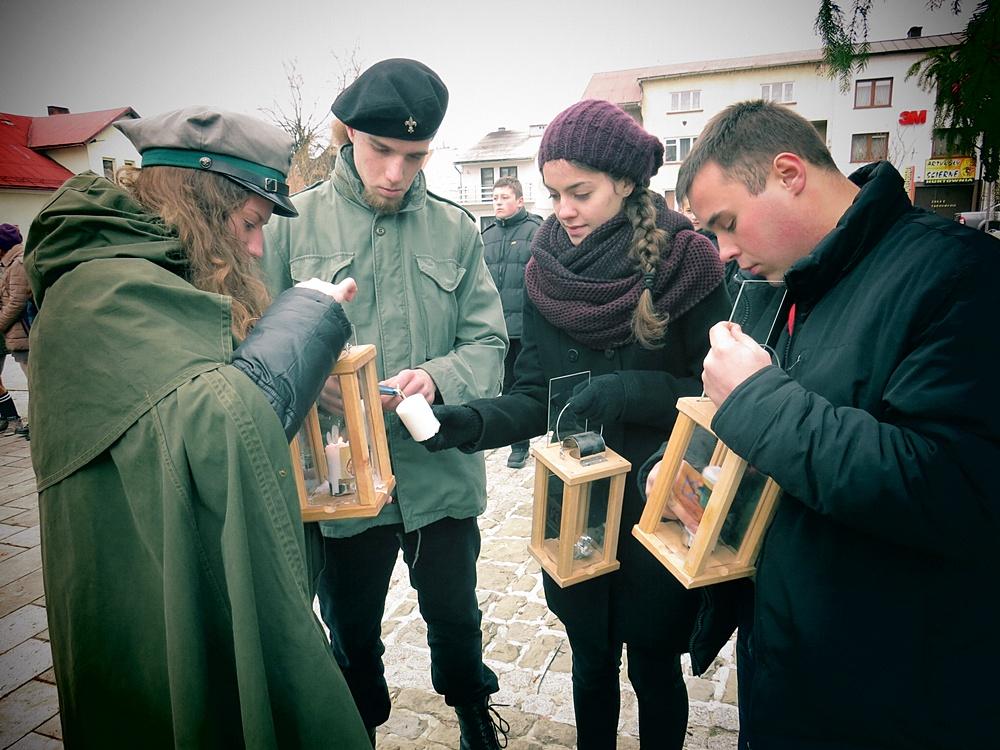 Kiedy harcerze wypełnili swój obowiązek, zgromadzili się przy wigilijnym stole, goszcząc panią dyrektor Szkoły Kazimierę Ziębę, zuchy z gromady Leśne Zuchy pod opieką dh.