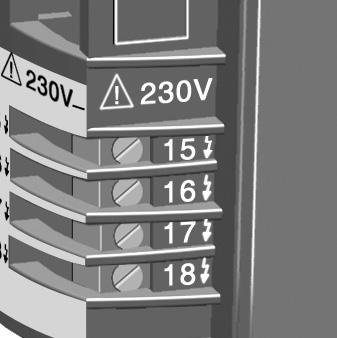 2 Podłączenia elektryczne Podłączenie anteny. Polski W celu zapewnienia optymalnego działania, zalecane jest wyprowadzenie przewodu anteny ze skrzynki przez przelotkę.