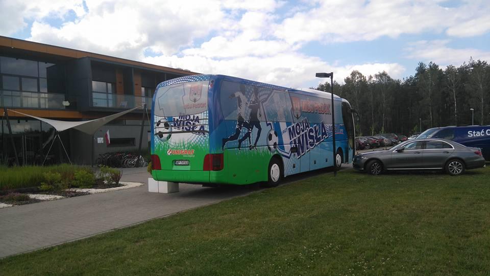 Autobus Wisły Płock w czerwcu 2016 roku Poprzednim razem autokar, którym później podróżowali Nafciarze, został przekazany klubowi przed rozpoczęciem sezonu 2013/2014.