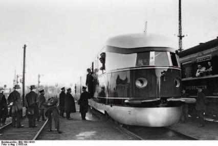 64 Polakierowany na nowoczesne kolory beżu i fioletu, ówczesne barwy szybkiej kolei, opatrzony numerem fabrycznym 877a/b, skład został dostarczony z końcem 1932 roku, a w lutym 1933 dopuszczony do