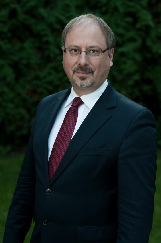 Dr hab. Arkady Rzegocki Profesor Uniwersytetu Jagiellońskiego, politolog zajmujący się polską i angielską myślą polityczną, pojęciem racji stanu, a także zagadnieniem soft power.