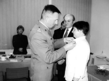 SESJA RG CHE M A KOÑCZ CA ROK 2004 pani Wies³awa enkiewicz, na rêce której Wójt Gminy Che³m a Jacek Czarnecki z³o y³ podziêkowania za dotychczasow¹ wspó³pracê z NFZ, przede wszystkim pomoc w