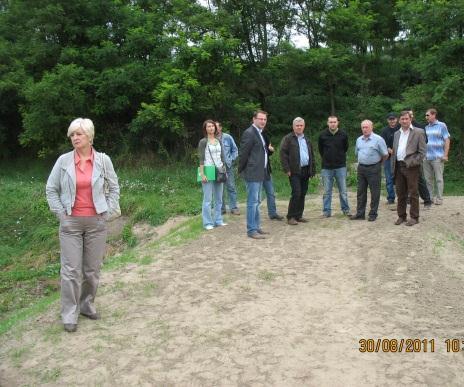 0,8m -ubezpieczono materacem siatkowo kamiennym brzeg