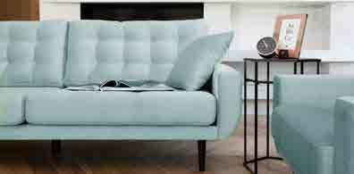 Tworząc aranżację, możesz zestawić standardowo sofę i dwa fotele, ale ciekawy efekt
