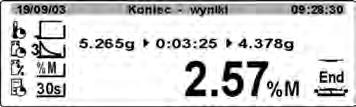 Przyciskiem DISPLAY użytkownik może przełączać rodzaj wyświetlanego wyniku. Po zakończeniu procesu suszenia, zostanie wyświetlone podsumowanie badania i zatrzaśnięty wynik końcowy wilgotności.