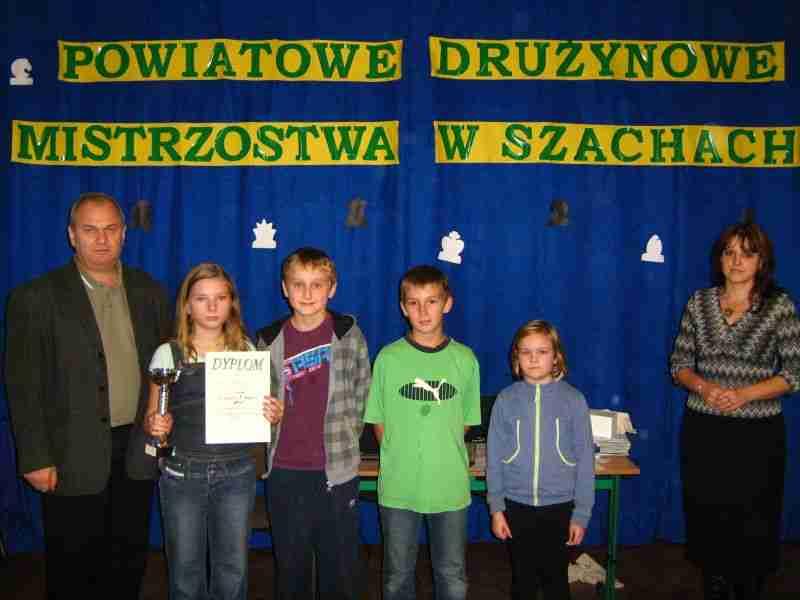 Szkoła z Leśniowic Mistrzem Powiatu! W dniu 18 listopada 2009 r. w Szkole Podstawowej w Leśniowicach odbyły się Drużynowe Mistrzostwa Szkół Podstawowych Powiatu Chełmskiego w Szachach.