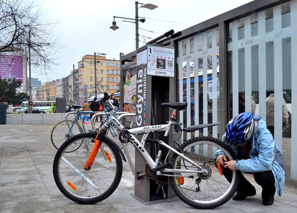 000 znaków) Proponowane stacje naprawy rowerów, ze względu na wyposażenie, oprócz oczywistego wsparcia dla rowerzystów, są pomocne rodzicom z wózkami dziecięcymi, opiekunom osób niepełnosprawnych