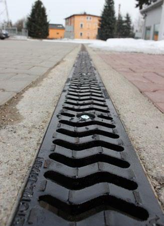 Korytka TORA-PARKING przeznaczone są do odwodnienia parkingów, dróg na terenach handlowych i chodników. Korytka TORA-PARKING szerokości 100 mm są dostępne ze spadkiem lub bez spadku.