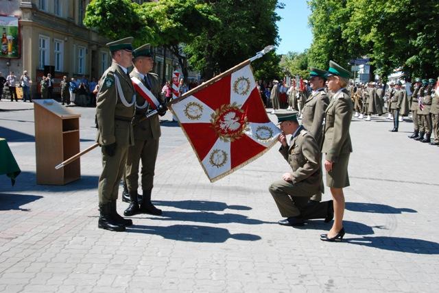 Przewodniczący Komitetu Fundatorów Sztandaru Wojewoda Warmińsko-Mazurski Pan Marian Podziewski odczytał akt ufundowania