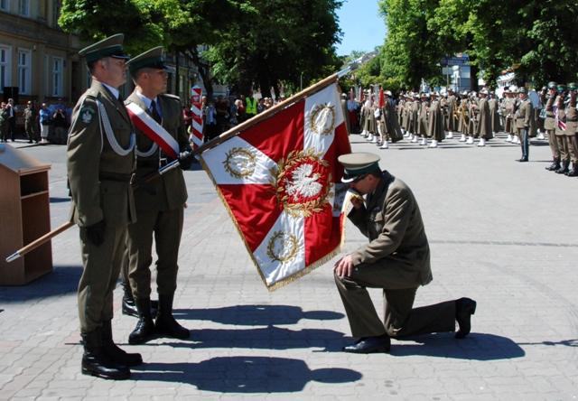 Po czym gwoździe pamiątkowe w drzewce nowego sztandaru wbili członkowie Komitetu.