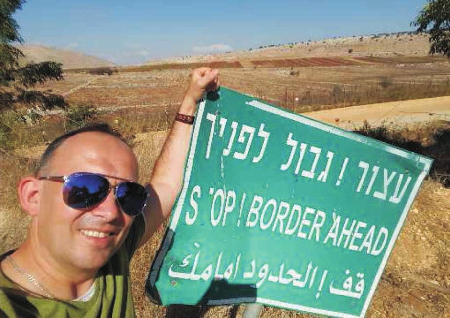 stronie izraelskiej, za nią płot graniczny, a około 200 m dalej już pola uprawne libańskich