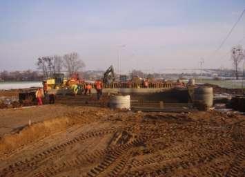 Trwają prace na budowie drogi łączącej ul. Poznańską z ul. Nad Kanią. Na obiekcie mostowym zostały wykonane fundamenty wraz z podporami i trwają przygotowania do montażu belek nośnych.