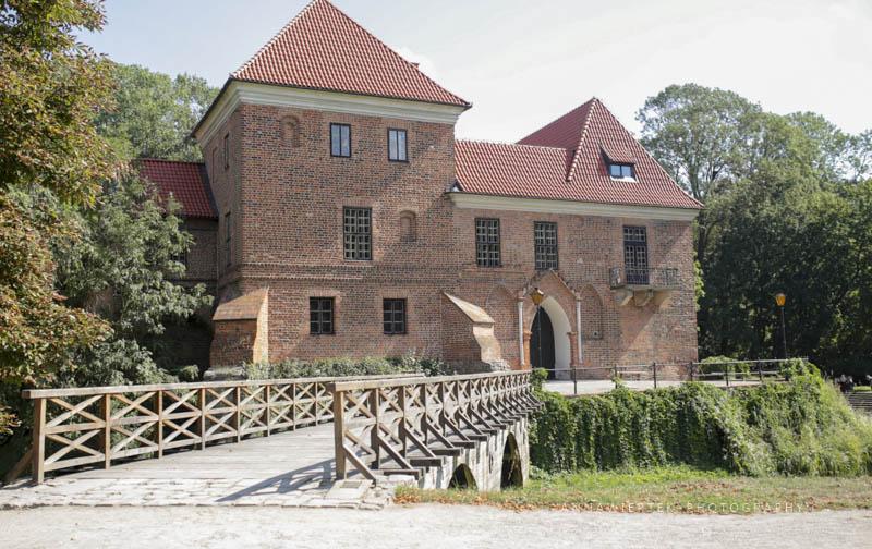 Zamek w Oporowie Dwór będący pierwotnie własnością rodu Oporowskich herbu Sulima, na przestrzeni wieków wielokrotnie zmieniał właścicieli, jednak przez 500 lat swego istnienia zawsze był zamieszkały.
