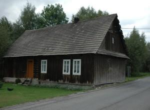 Zagroda w Racławicach Typowy przykład tradycyjnego budownictwa drewnianego w miejscowości Racławice, o konstrukcji, kształcie i detalu typowego dla początków XX wieku.