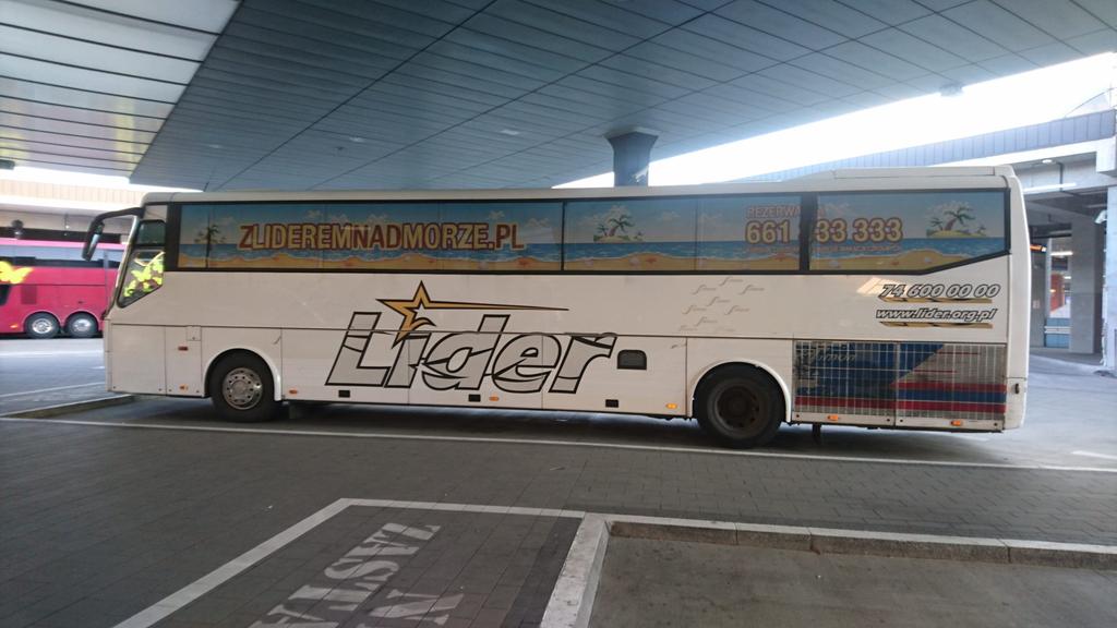 Z zaistniałej sytuacji cieszą się przewoźnicy autokarowi. Dzięki coraz większej siatce autostrad i dróg szybkiego ruchu mogą oni konkurować z koleją czasem przejazdu.