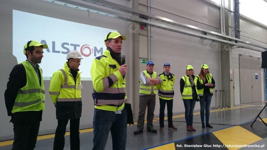 Na zdjęciu z lewej strony projektant który przyjechał specjalnie z Włoch na tą prezentację kierownicy i managerowie którzy są dopowiedziani za cały projekt od strony ALSTOM oraz z mikrofonem prezes