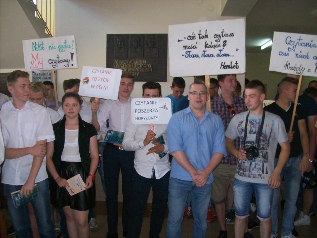 ZSP GOŁAŃCZ CZYTA! Uczniowie zaprezentowali ciekawe plakaty i transparenty promujące czytelnictwo.