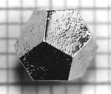 Kwazikryształy Kwazikryształ Ho-Mg-Zn w postaci dwunastościanu foremnego większość własności fizycznych jest taka sama jak klasycznych kryształów wykazują wiele własności charakterystycznych tylko
