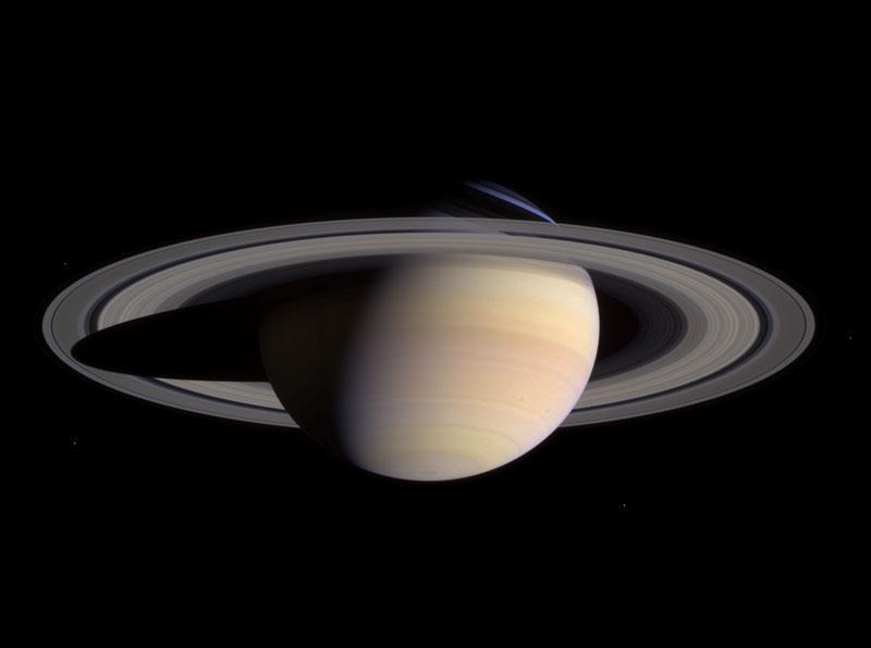 ale żaden z nich nie jest tak rozległy, ani tak jasny. Wg danych z lipca 2012 roku znane są 62 naturalne satelity Saturna.