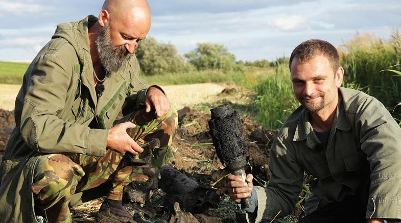 Poszukiwacze historii Zawodowy archeolog (Olaf Popkiewicz) i doświadczony poszukiwacz (Radek Biczak) eksplorują Polskę,