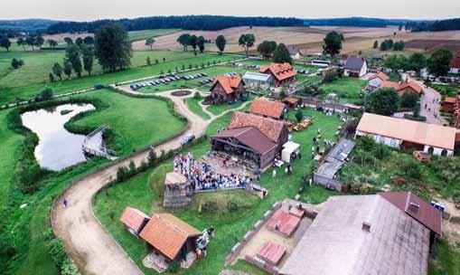 różnych gatunków roślin w 30 zakątkach tematycznych. Bilet wstępu do ogrodu: normalny 10 zł, ulgowy 5 zł, rodzinny 15 zł.